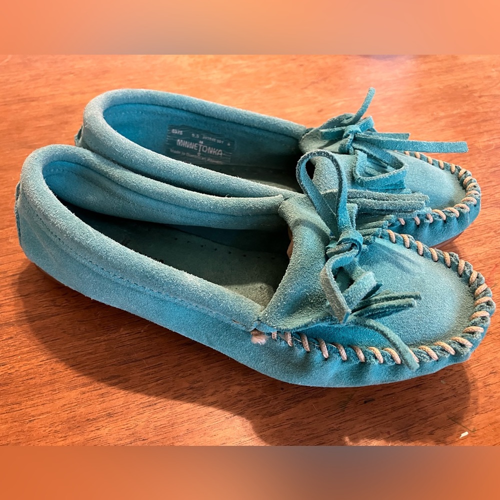 SOLD 🎉 Minnetonka Moccasins Women’s Size 5.5